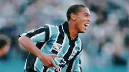 Ronaldinho sendiri memulai karier sepak bola profesional dengan bermain untuk Gremio pada periode 1998-2001. (Istimewa)