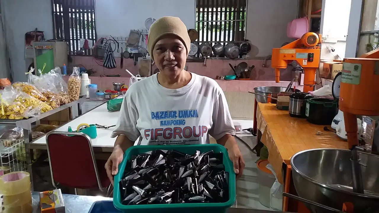 Sukini dan jenang kopi Banjarnegara. (Foto: Liputan6.com/Muhamad Ridlo)