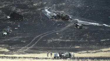 Anggota militer menyelidiki lokasi jatuhnya pesawat mata-mata Amerika Serikat U-2 "Dragon Lady" ketika menjalani sesi latihan di Sutter, California, Selasa (20/9). Seorang pilot tewas sementara satu lainnya cedera akibat kecelakaan itu. (JOSH Edelson/AFP)