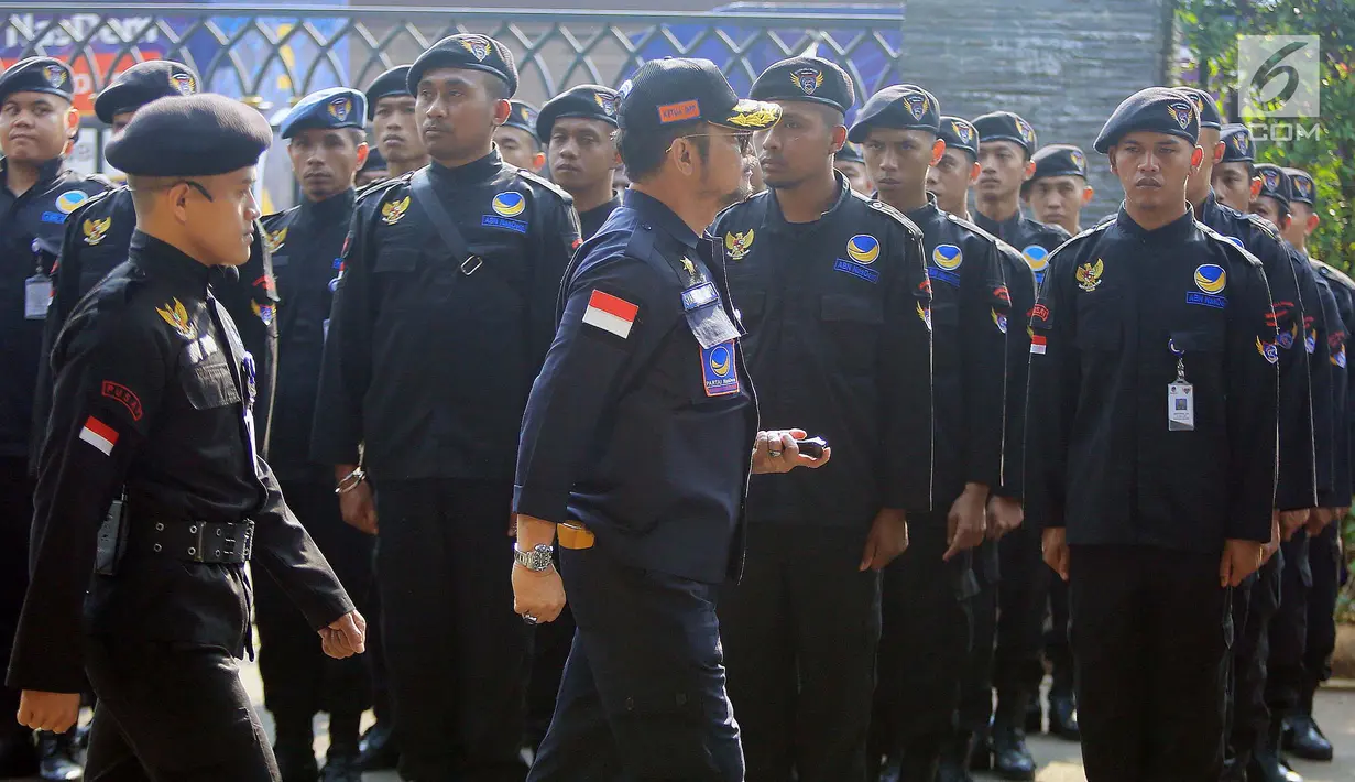 Ketua DPP Partai NasDem Bidang Otda Syahrul Yasin Limpo mengecek pasukan saat upacara peringatan Hari Kesaktian Pancasila di DPP Partai NasDem, Jakarta, Senin (1/10). Upacara ini diikuti oleh Keluarga Besar Partai Nasdem. (Liputan6.com/Herman Zakharia)