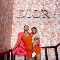 Atasan dan bawahan oranye cerah sangat modis jika dipadukan dengan blazer warna fuschia seperti Jennifer Bachdim satu ini. [Instagram/jenniferbachdim]