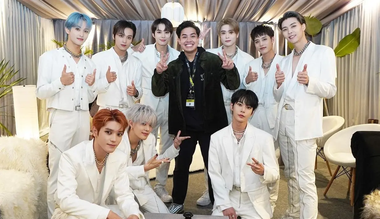 <p>Sembilan member NCT 127, Taeyong, Taeil, Johnny, Yuta, Doyoung, Jaehyun, Jungwoo, Mark, dan Haechan tampil dengan salah satu kostum manggungnya. [IG @jeromepolin]</p>