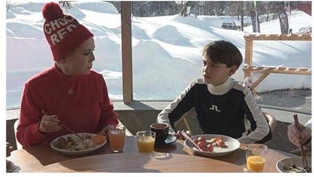 Jarang Terekspos, Ini 6 Momen Kebersamaan Dewi Soekarno Bersama Cucu