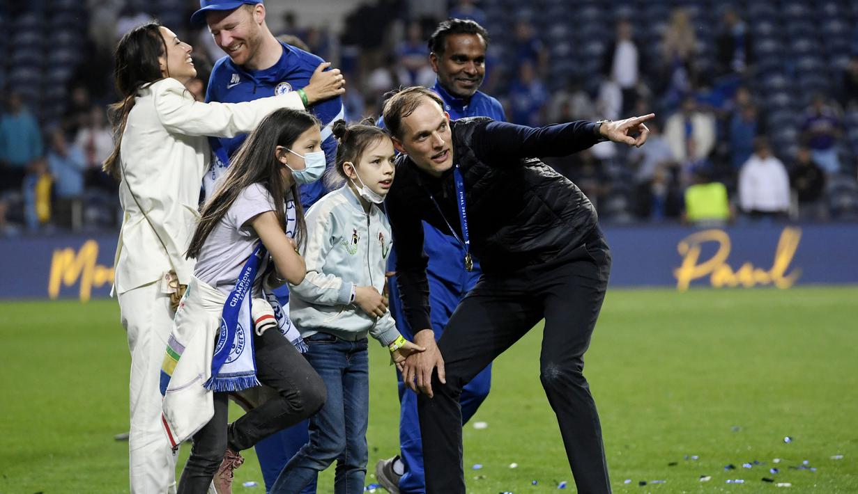 Pelatih Chelsea, Thomas Tuchel, berbincang dengan anaknya saat perayaan gelar juara Liga Champions di Stadion Dragao, Porto, Minggu (30/5/2021). Chelsea menang 1-0 atas City. (Pierre Philippe Marcou/Pool via AP)