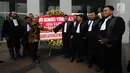 Pimpinan Komisi Yudisial, Maradaman Harahap (ketiga kiri) menerima karangan bunga dari Aliansi Advokat Muda Indonesia di Jakarta, Kamis (18/5). AAMI memberi dukungan pengusutan dugaan pelanggaran kode etik Wakil Ketua MA. (Liputan6.com/Helmi Fithriansyah)