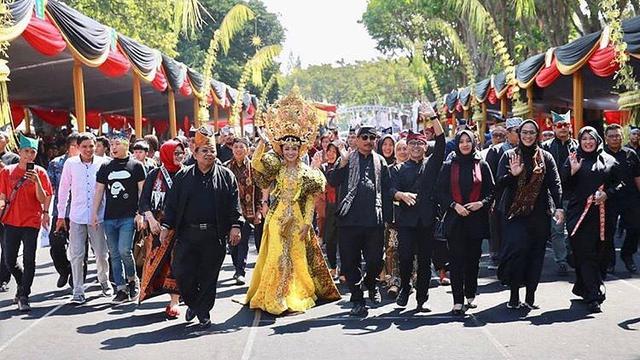 Begini Cantiknya Duo Fitri yang Ikuti Banyuwangi Ethno Carnival 2019