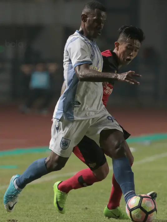 Pemain PSIS Semarang, Melcior Majefat (kiri) mencoba melewati adangan pemain PS Mojokerto pada laga 8 besar  grup Y Liga 2 Indonesia di Stadion GBLA, Bandung, Sabtu (18/11/2017). PSIS Semarang menang 3-0. (Bola.com/Nicklas Hanoatubun)