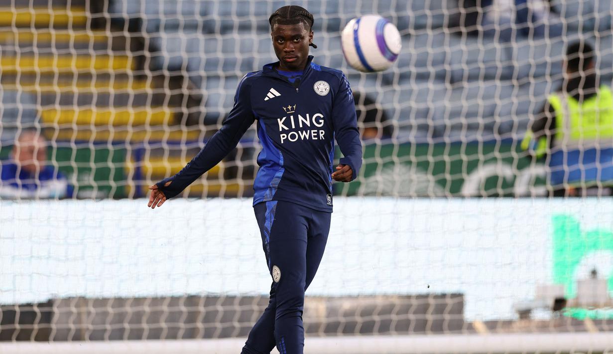 Pemain Leicester, Jeremy Monga melakukan latihan sebelum laga lanjutan Liga Inggris 2024/2025 melawan Newcastle di King Power Stadium, Leicester, Inggris, Senin (07/04/2025) waktu setempat. (AFP/Darren Staples)