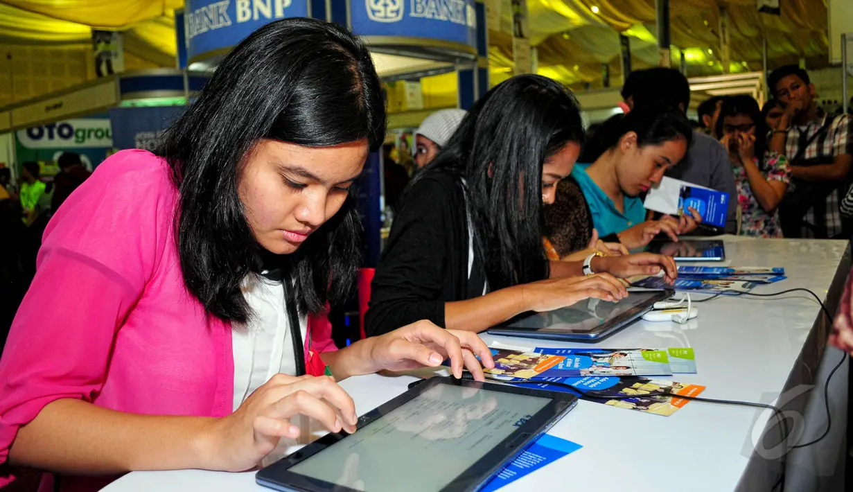 Para pencari kerja terlihat antusia saat mengunjungi stand pekerjaan Emtek Group di Balai Kartini, Jakarta, Rabu (27/5/2015). Pameran tersebut diikuti lebih dari 1.000 opportunities di 80 perusahaan. (Liputan6.com/Yoppy Renato)