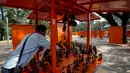 Pedagang merapikan dagangannya di lokasi relokasi PKL Monas di Food & Culture Park Lenggang Jakarta, Lapangan parkir IRTI Monas, Jakarta, Kamis (14/5/2015). Rencananya Gubernur Basuki akan meresmikan tempat tersebut awal Juni. (Liputan6.com/Faizal Fanani)