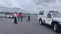 Pesawat Air Fast PK-OCS yang memberangkatkan jenazah WNA korban penembakan KKB di Papua pada Senin 30 Maret 2020. (dok Polda Papua)