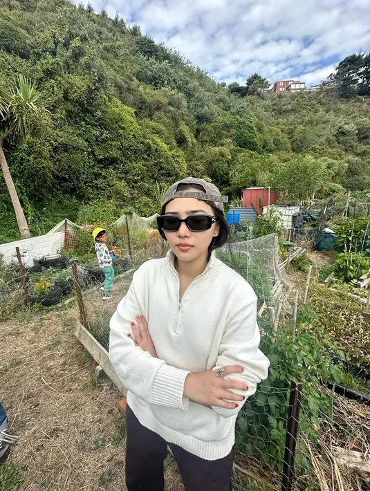 Tetap tampil stylish meski berada di kebun, Isyana Sarasvati memamen sayur-sayuran. Selain itu ada tomat yang cukup banyak hingga dibagikan kepada tetangga sekitarnya. Diketahui bahwa Rara Sekar yang tinggal di New Zealand banyak isi waktunya dengan berkebun. (Liputan6.com/IG/@isyanasarasvati)