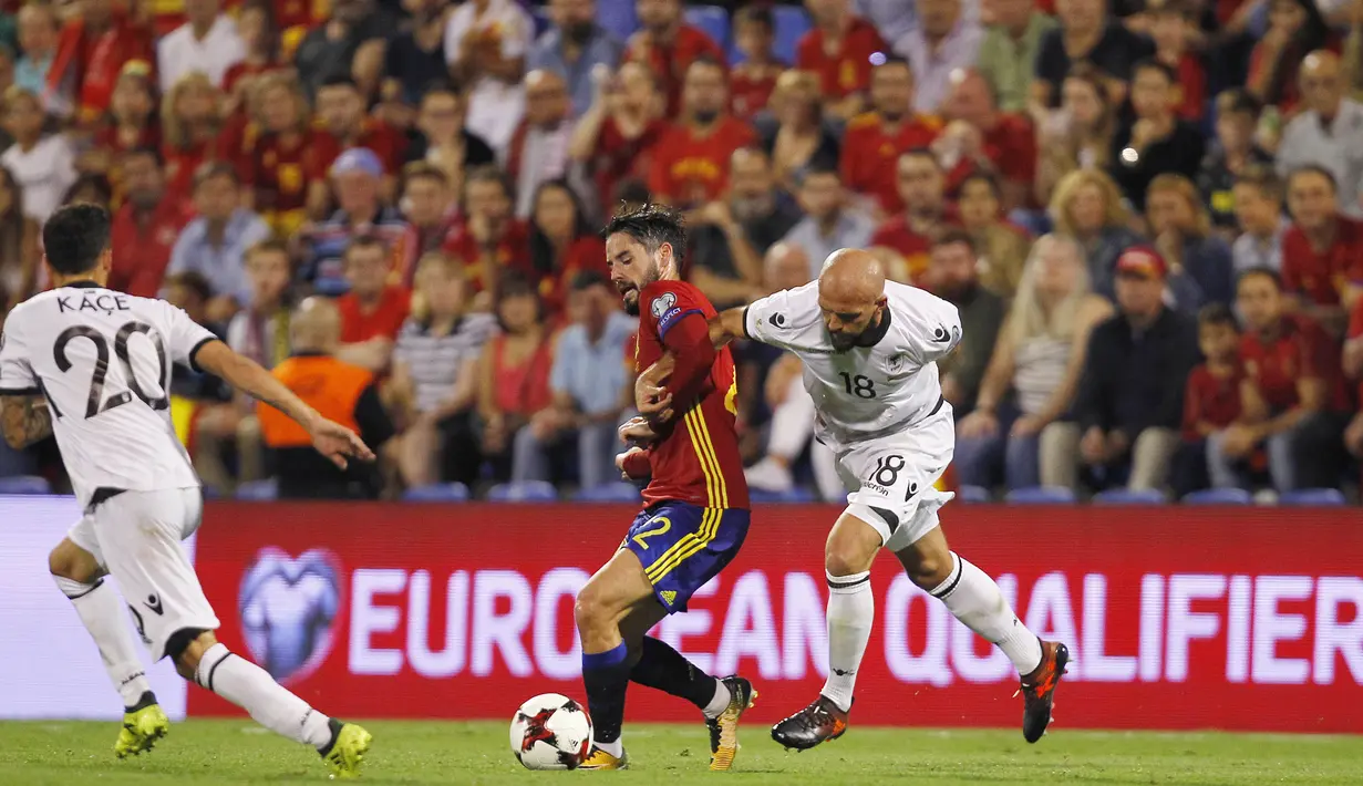 Gelandang Spanyol, Isco, berebut bola dengan bek Albania, Arlind Ajeti, pada laga Kualifikasi Piala Dunia 2018 di Stadion Rico Perez, Jumat (6/10/2017). Spanyol menang 3-0 atas Albania. (AP/Alberto Saiz)