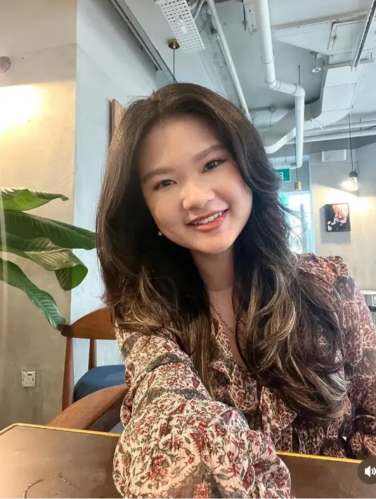 Felicia juga semakin tampil dewasa dengan rambut panjang terurai bergaya soft wavy. Mengenakan atasan bercorak lengan panjang. [@feliciatissue]