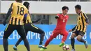 Gelandang Timnas Indonesia U-19, Muhammad Iqbal, berusaha melewati pemain Malaysia U-19 pada laga Kualifikasi Piala Asia U-19 2018 di Stadion Public, Paju, Senin (6/11/2017). Indonesia kalah 1-4 dari Malaysia. (AFP/Kim Doo-Ho)