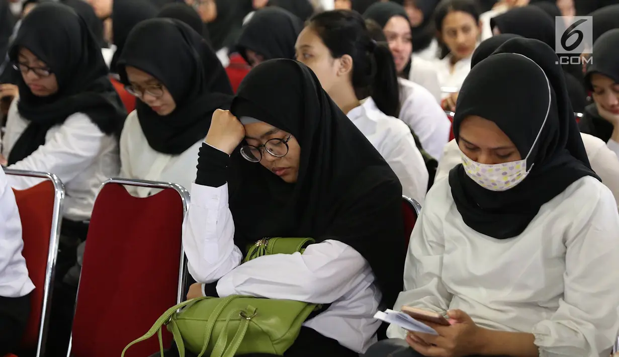 Peserta menunggu tes Seleksi Kompetensi Dasar (SKD) calon pegawai negeri sipil (CPNS) di Gedung Wali Kota Jakarta Selatan, Jumat (26/10). Molornya tes SKD CPNS akibat jaringan internet di lokasi pelaksanaan bermasalah. (Liputan6.com/Immanuel Antonius)