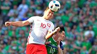 Grzegorz Krychowiak memenangi 100% duel udara dan melepaskan 91% umpan akurat saat Polandia mengalahkan Irlandia Utara 1-0, (12/6/2016). (AFP/Tobias Schwarz)