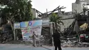 Guru memindahkan gawang di dekat bangunan yang ambruk di SMP Negeri 32, Pejagalan, Tambora, Jakarta, Selasa (14/8).  Setelah ambruk pada akhir tahun lalu gedung SMPN 32 kini sangat memprihatinkan.(Merdeka.com/ Iqbal S. Nugroho)