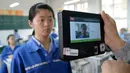  Salah satu peserta ujian melewati pemeriksaan menggunakan pendeteksi wajah selama simulasi di Handan, Provinsi Hebei, China, (6/6). Sebanyak 9,4 juta lulusan SMA China akan mengikuti ujian masuk perguruan tinggi atau Gaokao. (AFP/STR)