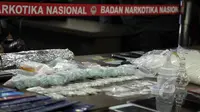 Barang bukti diperlihatkan saat rilis kasus narkoba di kantor Badan Narkotika Nasional (BNN), Jakarta, Jumat (22/5/2015). BNN berhasil mengungkap kasus narkoba yang melibatkan seorang sipir Lapas Banceuy, Bandung, Jawa Barat. (Liputan6.com/Helmi Afandi)