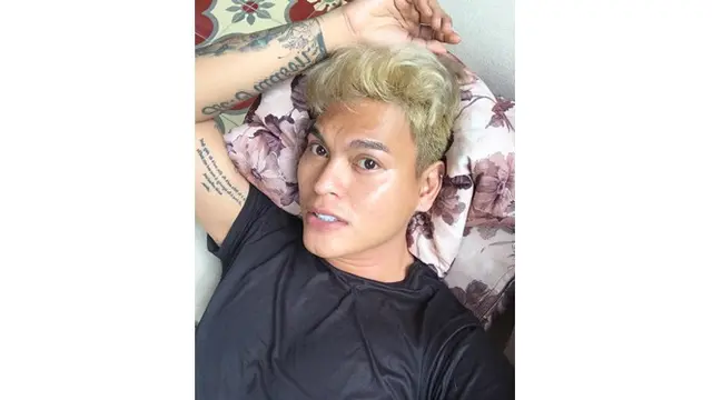 7 Foto Asli Hudson Dua Wajah yang Hadir di Acara Talkshow dan Kena Teguran KPI