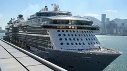 Kapal pesiar Spectrum of the Seas berlabuh di terminal di Hong Kong, Rabu (5/1/2022). Spectrum of the Seas diperintahkan kembali ke kota untuk pengujian virus corona COVID-19 setelah sembilan orang ditemukan memiliki kontak dekat dengan varian Omicron baru-baru ini. (PETER PARKS/AFP)