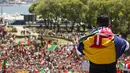 Cristiano Ronaldo memberikan salam hangat dengan ciuman kepada fans saat parade perayaan juara piala Eropa 2016 diBelem Palace,Lisbon, Portugal, (11/7/2016). (AFP/Nuno Fox)