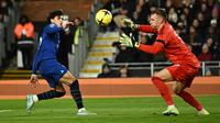 Kiper Fulham Bernd Leno (kanan) menyelamatkan gawang dari upaya penyerang Chelsea Joao Felix pada laga tunda pekan ke-7 Premier League 2022/2023 di Craven Cottage, Jumat (13/1/2023) WIB. Pemain debutan mereka, Joao Felix mendapatkan kartu merah langsung di menit ke-58. (Ben Stansall / AFP)