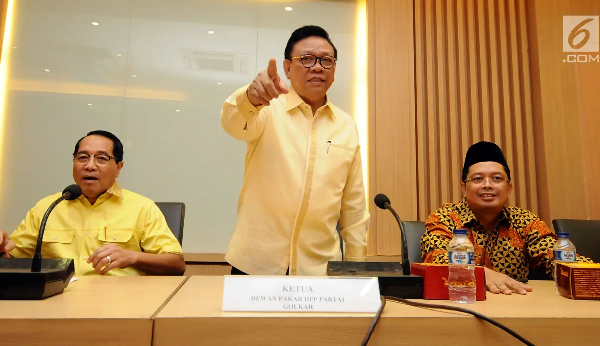  Ketua Dewan Pakar Partai Golkar, Agung Laksono jelang Rapat Pleno XI Dewan Pakar bersama Ketua Umum, Setya Novanto di Jakarta, Jumat (21/7). Rapat membahas perkembangan strategis aktual Partai Golkar untuk konsolidasi. (Liputan6.com/HelmiFithriansyah)