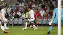 Pemain Portugal Cristiano Ronaldo melepaskan diri dari pemain Irlandia Andrew Omobamidele pada pertandingan kualifikasi grup A Piala Dunia 2022 di Stadion Algarve, luar Faro, Portugal, Rabu (1/9/2021). Ronaldo mencetak dua gol saat Portugal menang 2-1. (AP Photo/Armando Franca)
