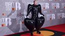 <p>Sam Smith berpose untuk fotografer setibanya pada karpet merah Brit Awards 2023 di London, Sabtu (11/2/2023). Penyanyi sekaligus penulis lagu asal Inggris itu tampil nyentrik dengan pakaian bergelembung berbahan lateks buatan desainer Harri. (Photo by Vianney Le Caer/Invision/AP)</p>