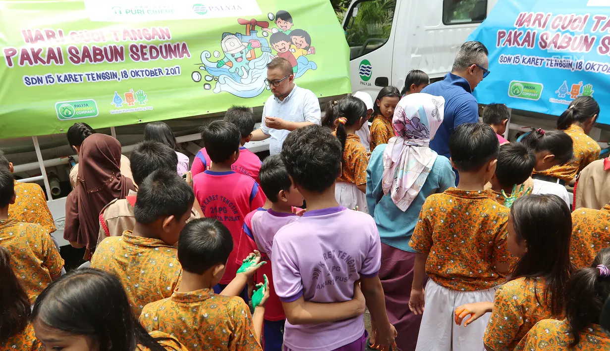 Sejumlah siswa antri mencuci tangan di SD Negeri 15 Karet Tengsin, Jakarta, Rabu (18/10). Kegiatan tersebut bertujuan pentingnya mencuci tangan dan pola hidup bersih dan sehat sejak dini. (Liputan6.com/Fery Pradolo)