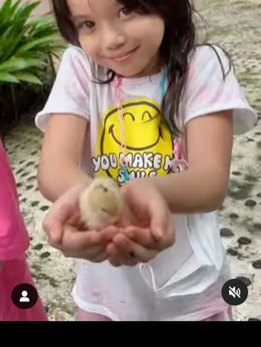 <p>Gempi begitu bahagia bisa bermain dengan anak ayam. (Foto: Instagram/@gisel_la)</p>