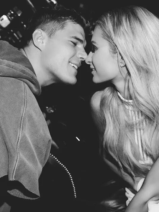 "Kami bersama 24 jam dalam sehari dan 7 hari dalam seminggu," ujar Paris Hilton. (instagram/parishilton)