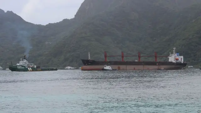 Kapal kargo Korea Utara, The Wise Honest (kanan) yang disita Amerika Serikat, memasuki perairan Samoa Amerika (AP PHOTO)