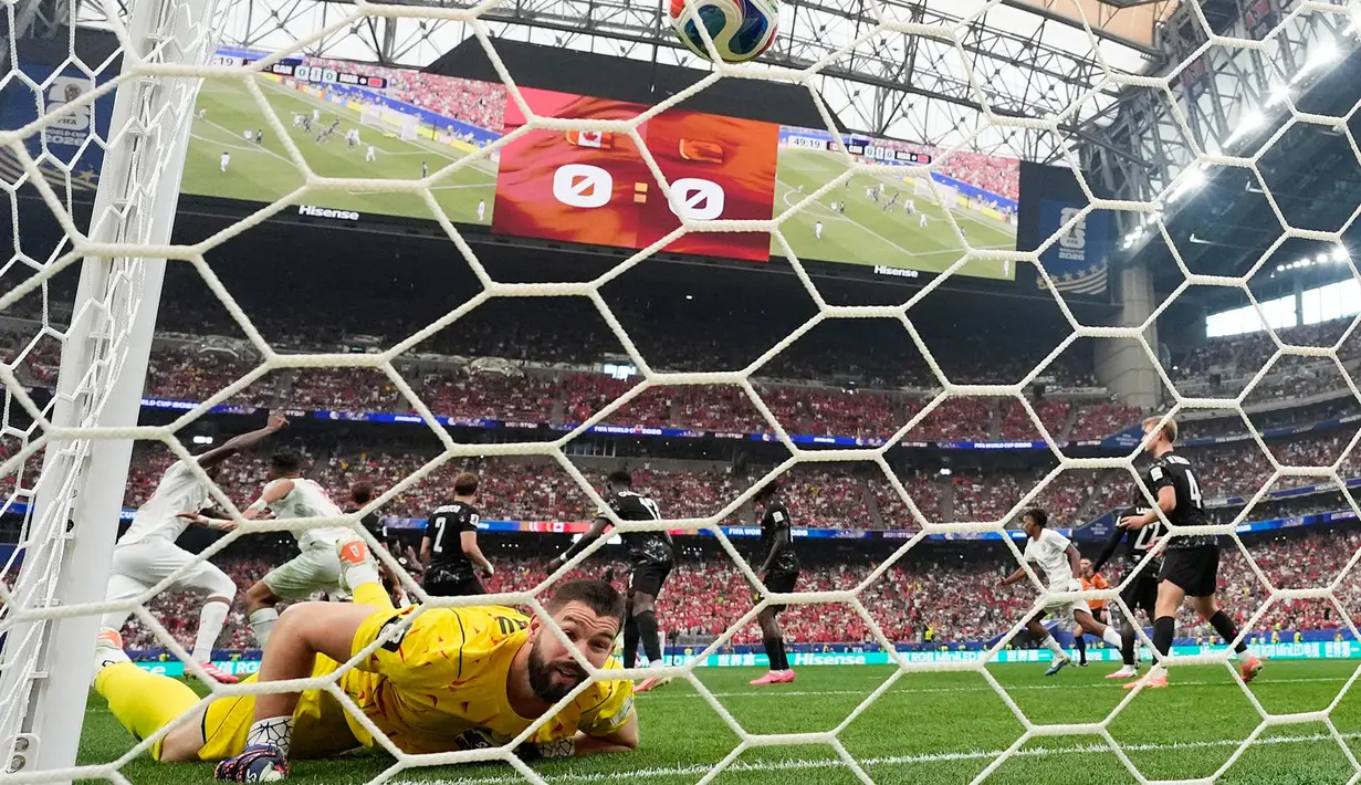 Kiper Kanada Maxime Crepeau, kiri, menoleh ke belakang setelah Azzedine Ounahi dari Maroko mencetak gol selama pertandingan sepak bola babak 16 besar Piala Dunia antara Kanada dan Maroko di Houston, Sabtu (04/07/2026).. (AP Photo/David J. Phillip)