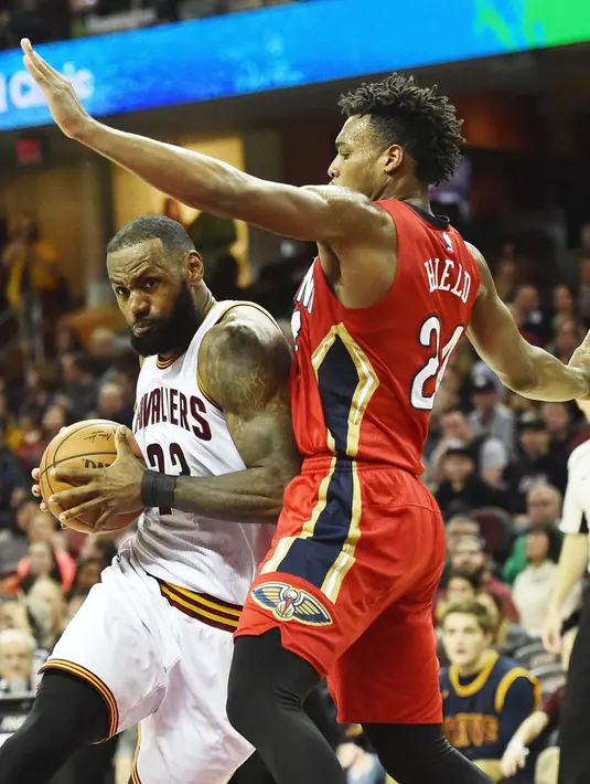 Pemain Cleveland Cavaliers,  LeBron James (23) mencoba melewati kawalan pemain New Orleans Pelicans, Buddy Hield (24) pada laga NBA di Quicken Loans Arena, (2/1/2017). Cavs menang  90-82. (Reeuters/Ken Blaze-USA TODAY Sports)
