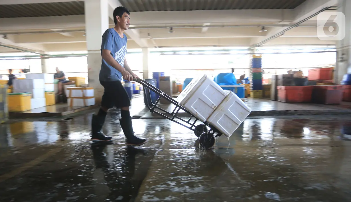 Suasana Pasar Ikan Modern Muara Baru, Jakarta, Jumat (8/10/2021). Nelayan Muara Baru menghentikan aksi mogok bongkar muat terkait penolakan PP No 85 Tahun 2021 mengenai kebijakan kenaikan Penerimaan Negara Bukan Pajak (PNBP) yang sangat tinggi pada sektor perikanan. (Liputan6.com/Herman Zakharia)