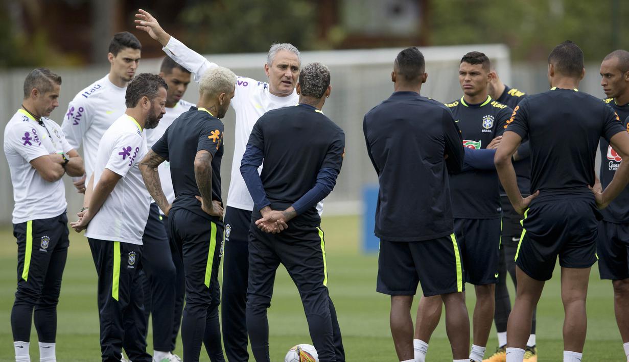 Pelatih Brasil, Tite, memberikan arahan kepada anak asuhnya saat sesi latihan jelang laga Kualifikasi Piala Dunia di Teresopolis, Barsil, Rabu (4/10/2017). Brasil akan berhadapan dengan Bolivia. (AP/Silvia Izquierdo)