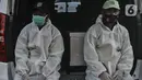 Tim medis mengenakan baju hazmat saat menunggu antrean pemakaman di TPU Pondok Ranggon, Jakarta, Kamis (24/9/2020). Jumlah kumulatif kasus Covid-19 di Indonesia mencapai 262.022 orang per Kamis (24/9) dengan 191.853 orang dinyatakan sembuh dan 10.105 orang meninggal dunia (merdeka.com/Iqbal Nugroho)