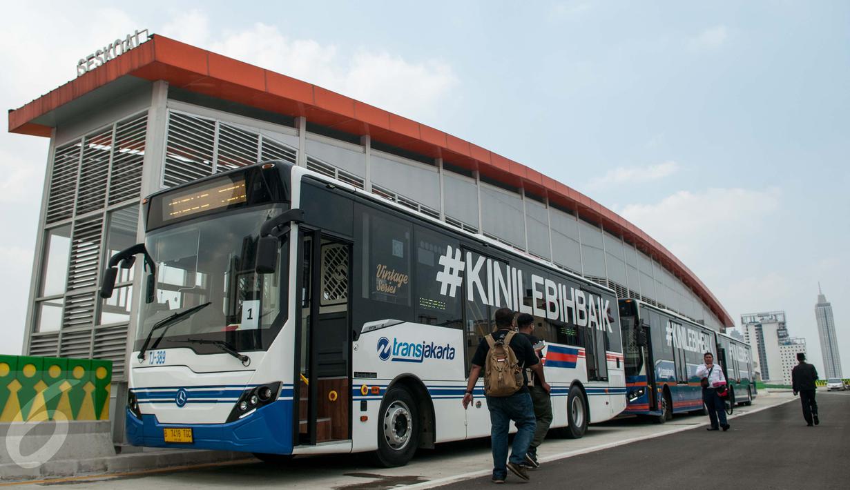 Bus transjakarta Koridor 13 (Ciledug-Tendean) berhenti saat uji coba di Halte Siskoal, Jakarta, Senin (15/5). Uji coba dilakukan untuk melihat kesiapan jalur dan menyelesaikan problem yang ditemukan di lapangan. (Liputan6.com/Gempur M Surya)