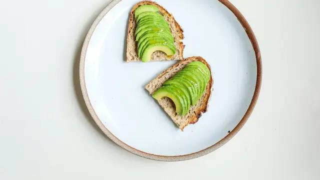 Mengonsumsi Buah Alpukat