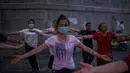 Sejumlah warga menari di sebelah Sungai Yangtze, Wuhan, Provinsi Hubei, China, 4 Agustus 2020. Wuhan kembali pulih sejak karantina terkait COVID-19 dicabut. (Hector Retamal/AFP)