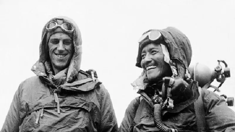 Edmund Hillary (kiri) dan Sherpa Tenzing Norgay (kanan) berhasil menapaki puncak Mount Everest pada  29 Mei 1953