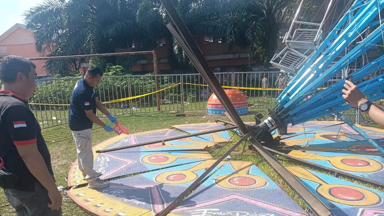Unit Inafis Satreskrim Polres Way Kanan saat melakukan olah TKP di wahana ontang-anting yang ambruk. Foto : (Istimewa).