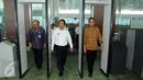 Presdir AP II, Budi Karya Sumadi bersama Walikota Tangerang Arief R Wismansyah (tengah) berjalan keluar usai penandatanganan nota kesepahaman mengenai suplai air bersih dan siap minum di Bandara Soekarno-Hatta, Rabu (13/7). (Liputan6.com/Helmi Affandi)