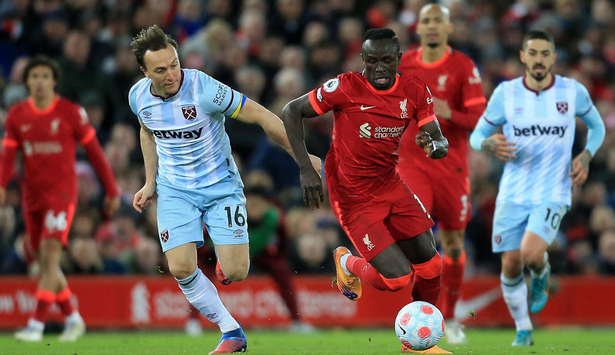 Liverpool juga melakukan perombakan skuat yang cukup signifikan. Selain mendatangkan Darwin Nunez dari Benfica, The Reds juga tercatat telah menjual 5 pemiannya pada bursa transfer musim panas ini, yaitu Sadio Mane, Neco Williams, Takumi Minamino, Marko Grujic, dan Ben Davies. (AFP/Lindsey Parnaby)