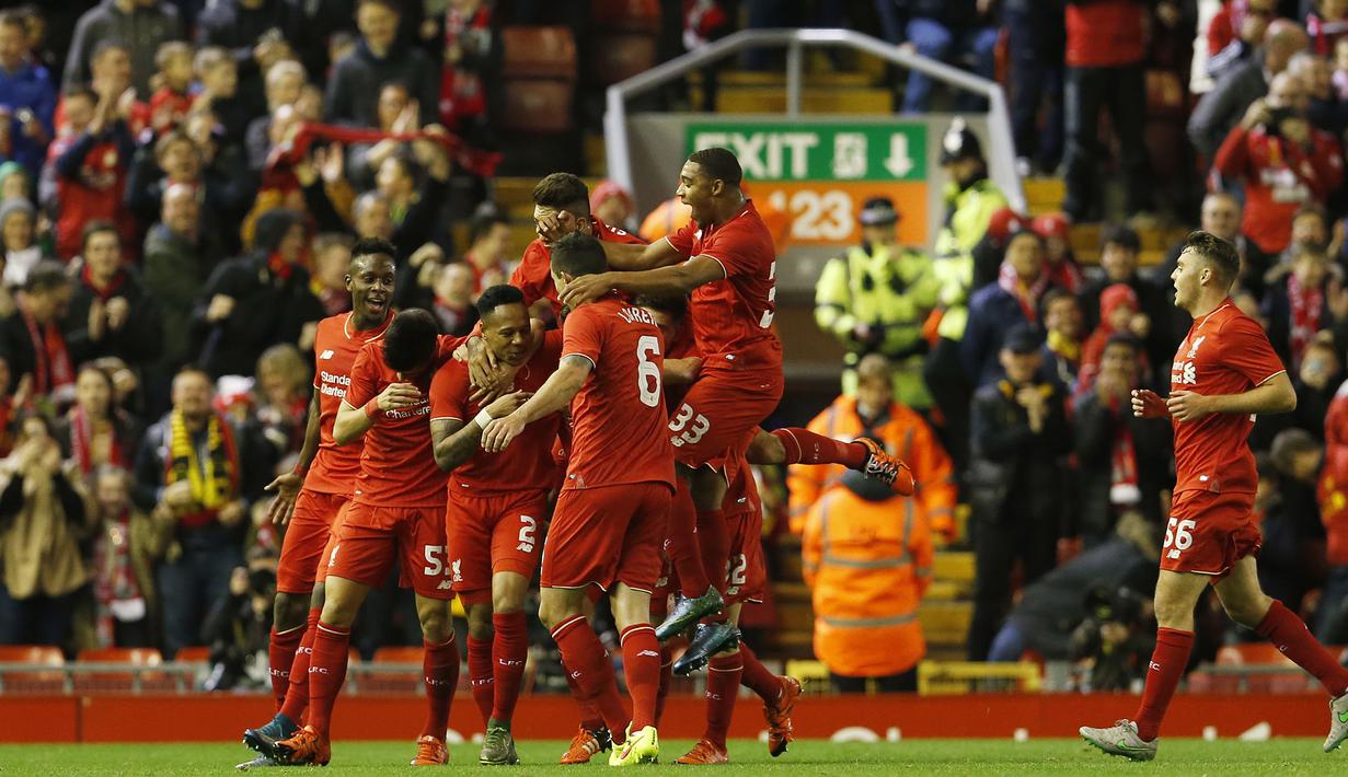Para pemain Liverpool merayakan gol yang dicetak Nathaniel Clyne ke gawang Bournemouth pada laga Piala Liga Inggris di Stadion Anfield, Inggris, Rabu (28/10/2015). (Action Images via Reuters/Lee Smith)