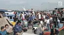 Wisatawan memadati kapal di dermaga Pelabuhan Kali Adem, Muara Angke, Jakarta, Sabtu (28/4). Beberapa tempat wisata Kepulauan Seribu masih menjadi primadona bagi para wisatawan untuk mengisi libur akhir pekan. (Merdeka.com/Iqbal S. Nugroho)