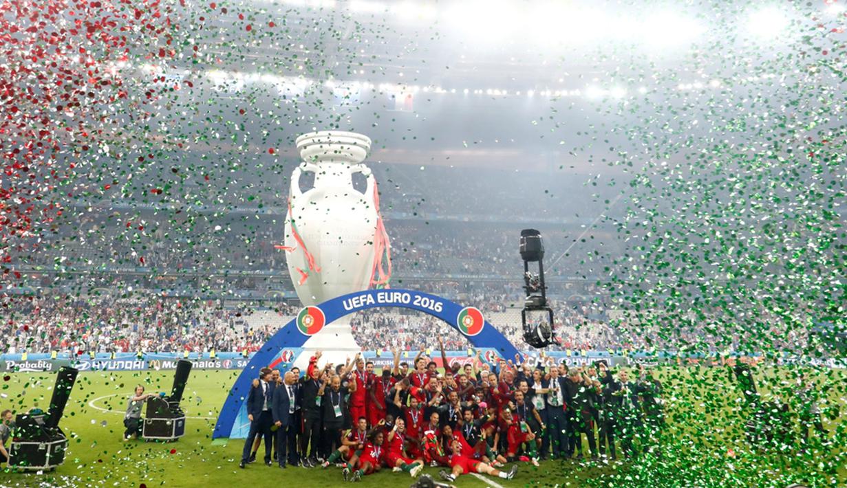 Pesta juara pemain Portugal dengan trofi Piala Eropa 2016, Senin (11/7/2016) dini hari WIB. (Reuters/Kai Pfaffenbach)